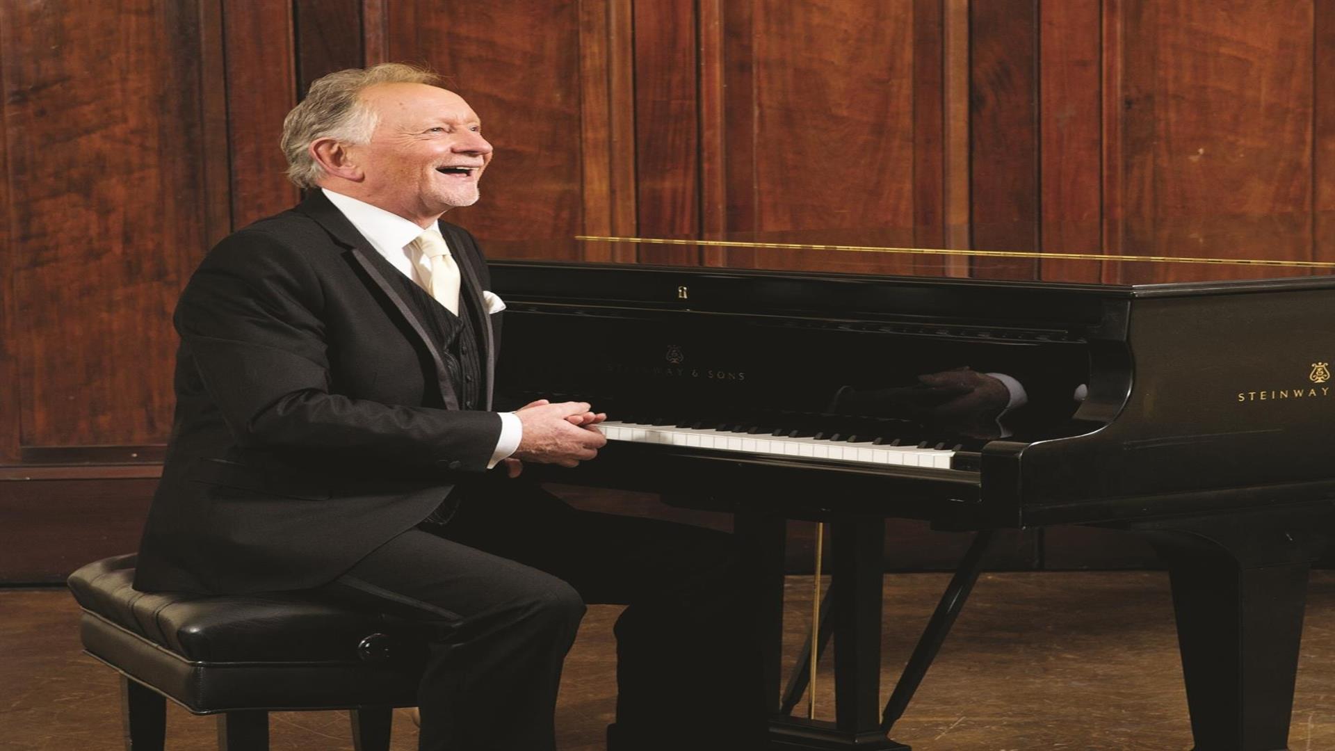 Picture of Phil Coulter at the piano