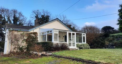 A 140 year old cottage restored in the 1990s in a traditional style,  just a 5 minute drive from both Royal Hillsborough and Dromore , it has fast roa