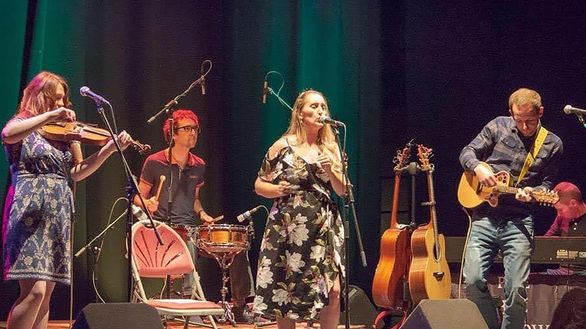 Picture of Lore with musicians Picture of Lore with musicians